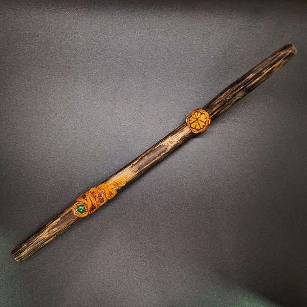 TEPI-Instrumentenkunst, Handgefertigt aus Palisangre, Pona, Ayahuasca, Palo Santo und Palo Rosa. 1 TEPI-Instrumentenkunst, Handgefertigt aus Palisangre, Pona, Ayahuasca, Palo Santo und Palo Rosa.